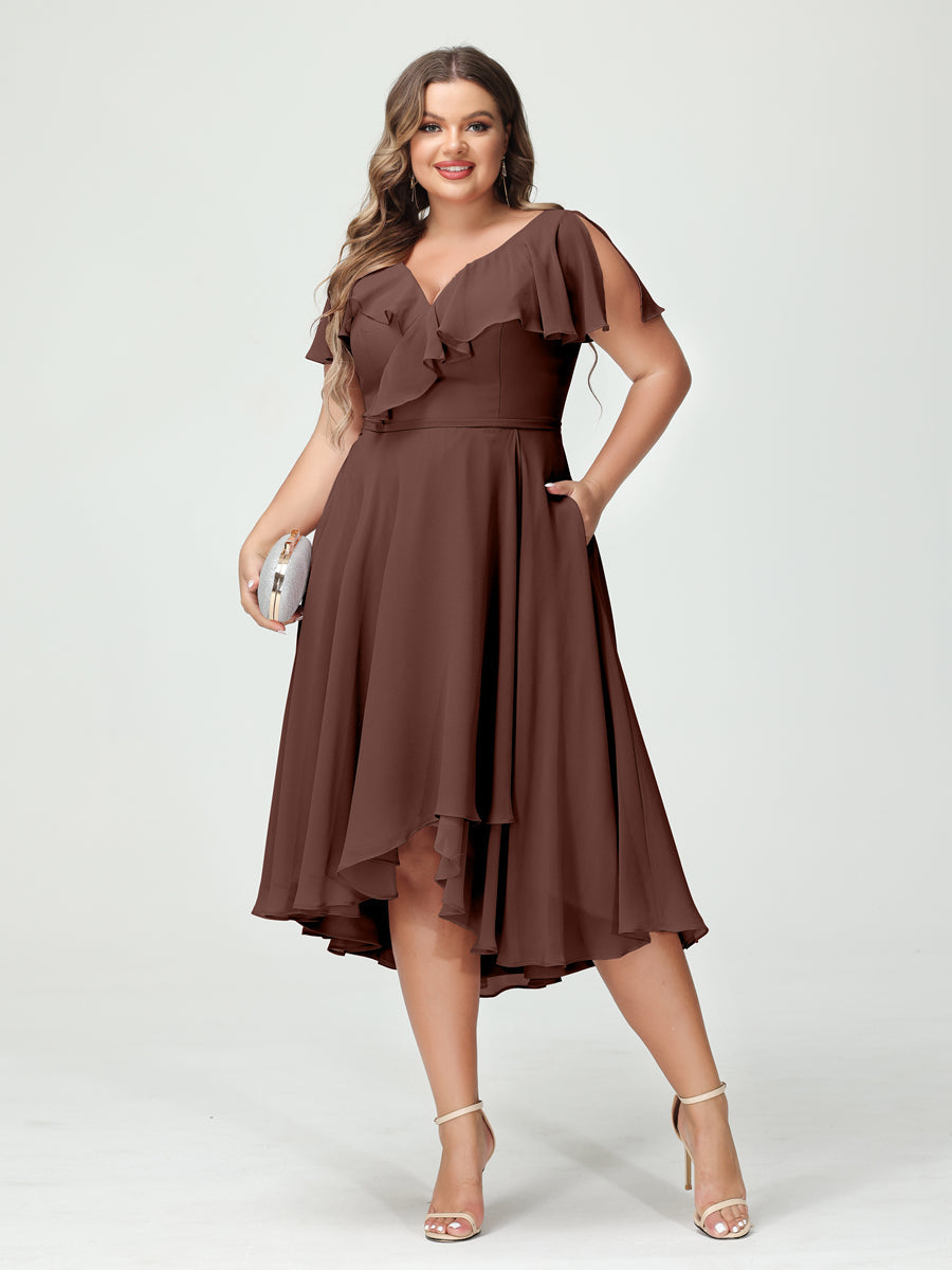 Princesa/Formato A Decote Em V Manga Curta Chiffon Babados Alto/Baixo Plus Size Vestidos de Dama de Honra com Bolsos