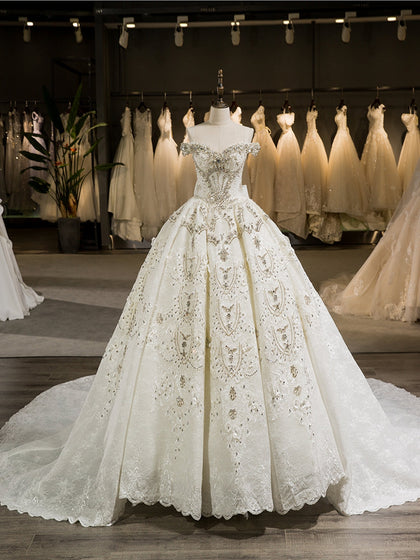 Lindo Vestido de Baile com Cauda de Capela e Ombros de Fora Vestidos de Noiva com Laço e Apliques de Miçangas