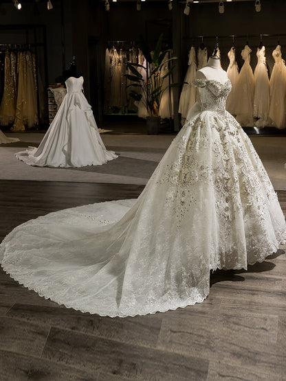 Lindo Vestido de Baile com Cauda de Capela e Ombros de Fora Vestidos de Noiva com Laço e Apliques de Miçangas